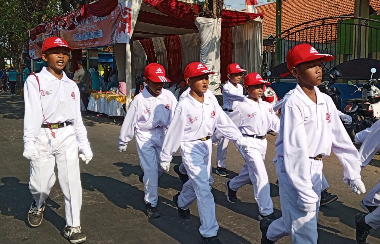 Kegiatan  lomba gerak jalan tingkat SD, MI sederajat di SDN Kenongo 2 Tulangan, Sidoarjo dalam rangka memperingati HUT Ri ke-79. SP/ HIKMAH