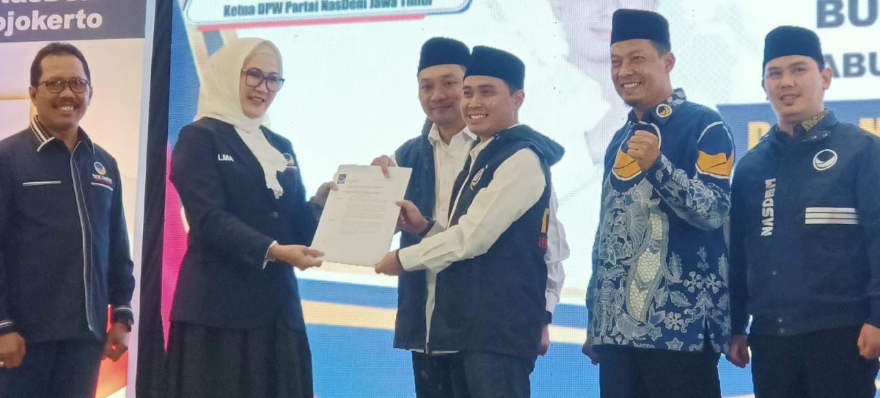 Paslon Mubarok saat menerima rekom Partai NasDem dari Ketua DPW NasDem Jatim Lita Mahfud Arifin