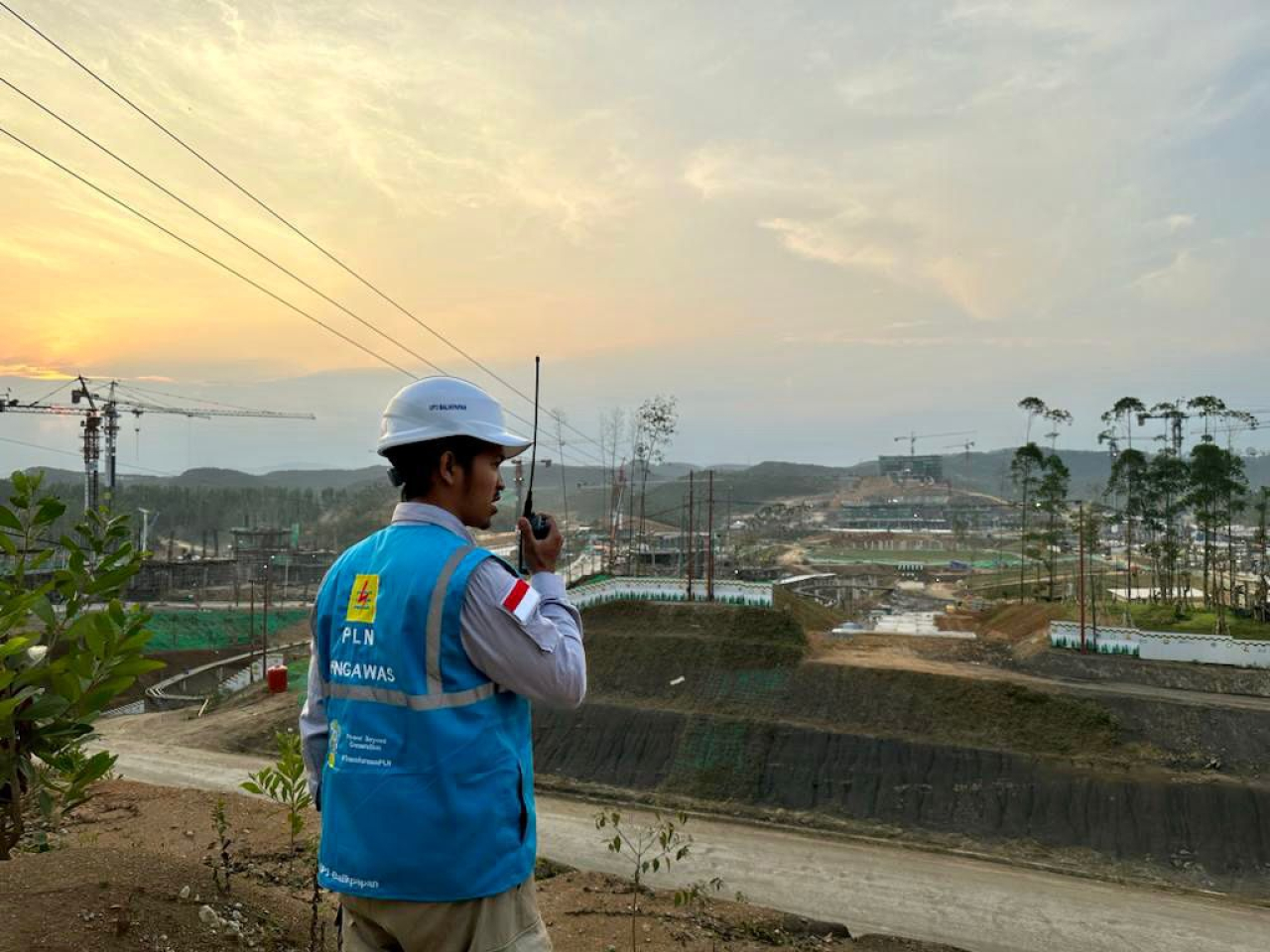Ilustrasi petugas PLN yang sedang melakukan pengecekan jaringan listrik di IKN. Foto/Humas PLN