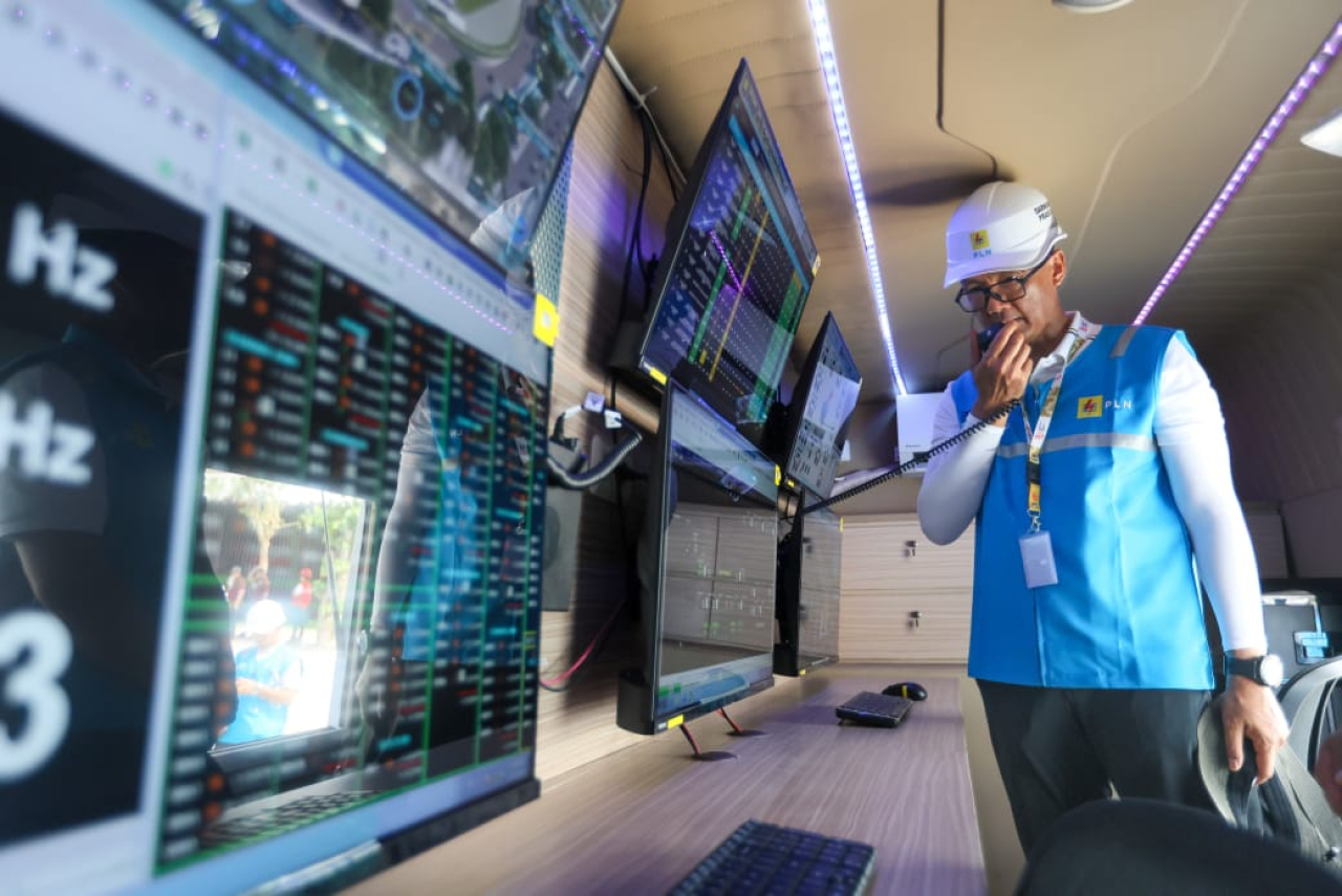 Dirut PLN, Darmawan Prasodjo ketika memastikan langsung keandalan sistem kelistrikan di IKN melalui scada mobile. Foto/ Humas PLN