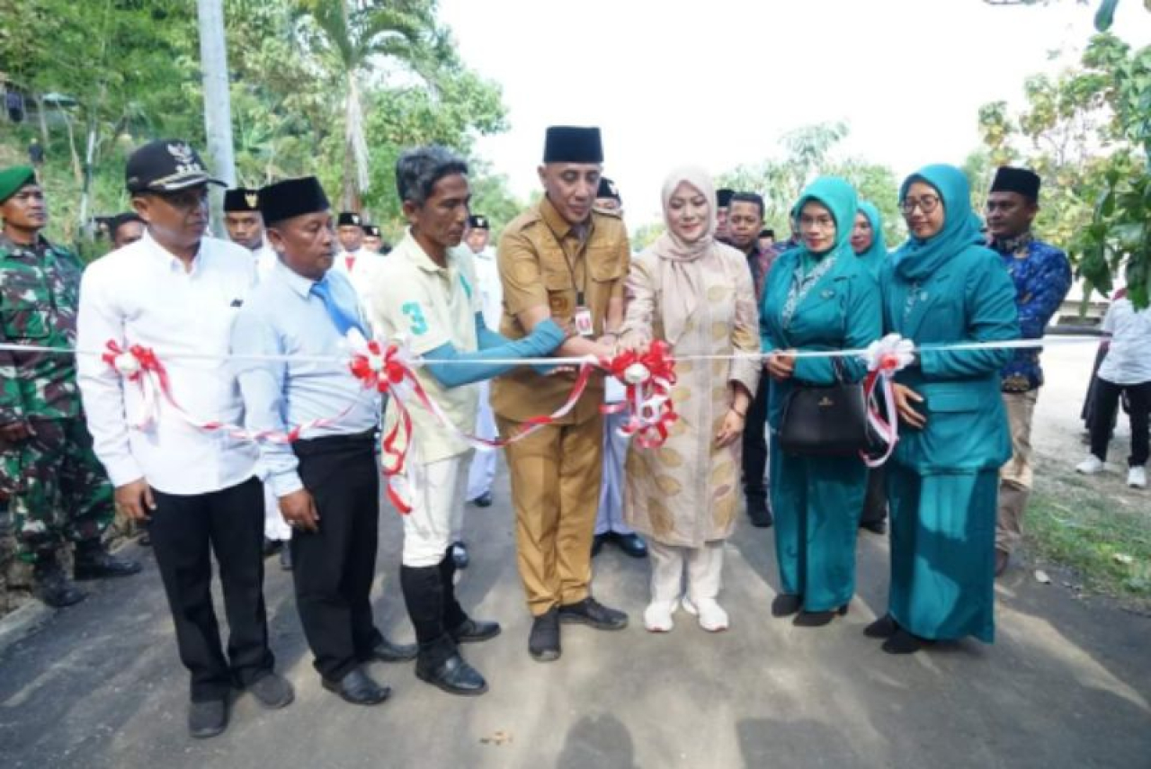 Pj Bupati Bangkalan didampingi Sholeh Abdi Jaya saat pengguntingan Pita wisata Bukit Hidayat.