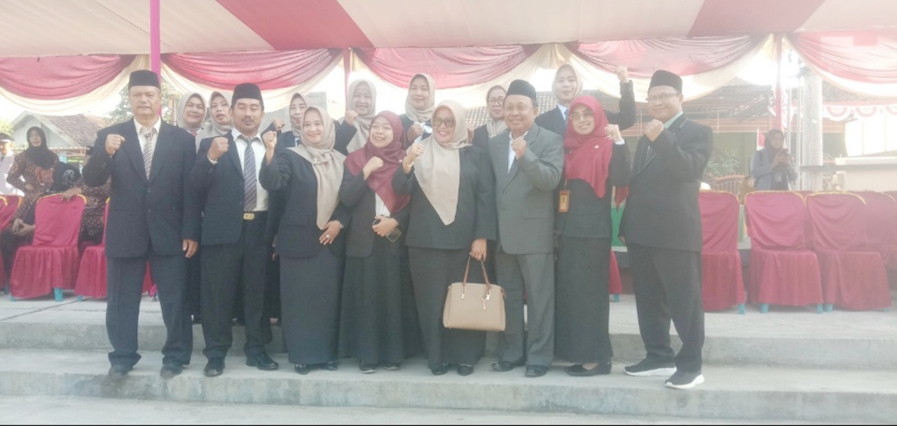 Yayuk Dian Mandasari S.Pd, M.Pd, saat mengikuti upacara bendara HUT RI ke-79 di Koramil 08 Jabon, Sidoarjo. SP/ HIKMAH