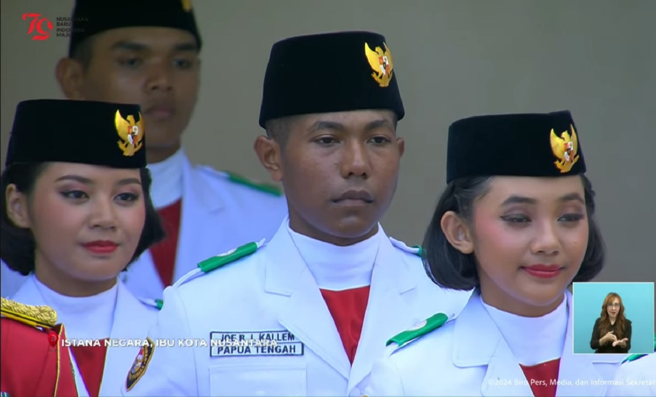 Rahdisty Syawalia Yogi (kiri belakang) siswa SMAN 17 Surabaya saat terpilih pasukan 8 penurunan bendera HUT RI ke-79 di IKN. SP/ Zisti