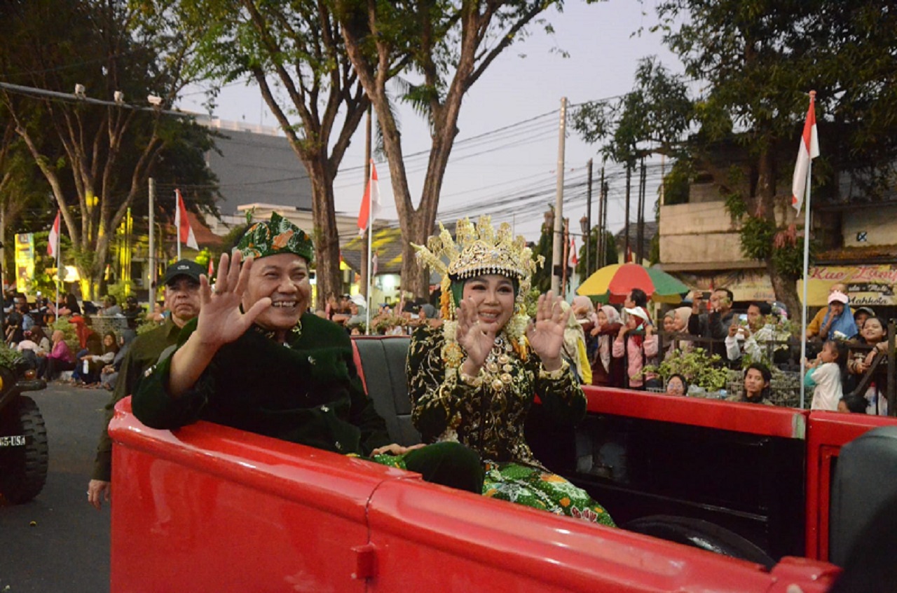 Plt Bupati Sidoarjo H. Subandi saat mengikuti gelaran Karnaval Shining Jayandaru disambut antusias warga di depan monumen Jayandaru, Sidoarjo. SP/ HIKMAH