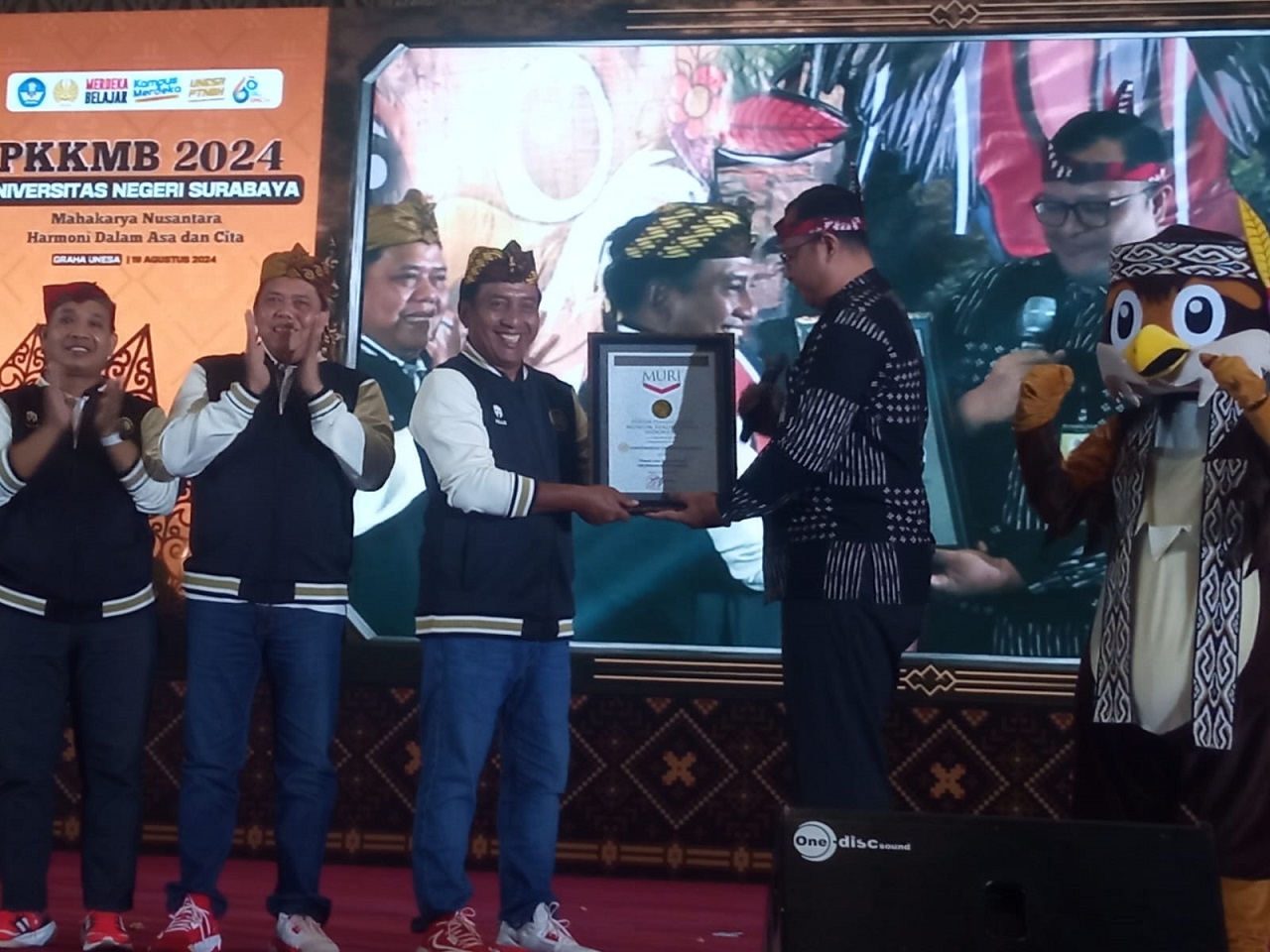 Unesa kembali memecahkan rekor MURI atas 16.824 surat dari mahasiswa baru yang tulis untuk Presiden terpilih Prabowo Subianto. SP/ NI