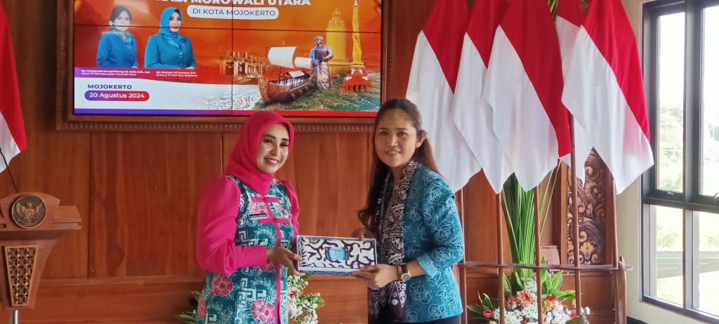 Ketua TP PKK Kota Mojokerto Nia Wayanti Ali Kuncoro saat memnerikan cinderamata kepada Ketua TP PKK Kabupaten Morowali Utara
