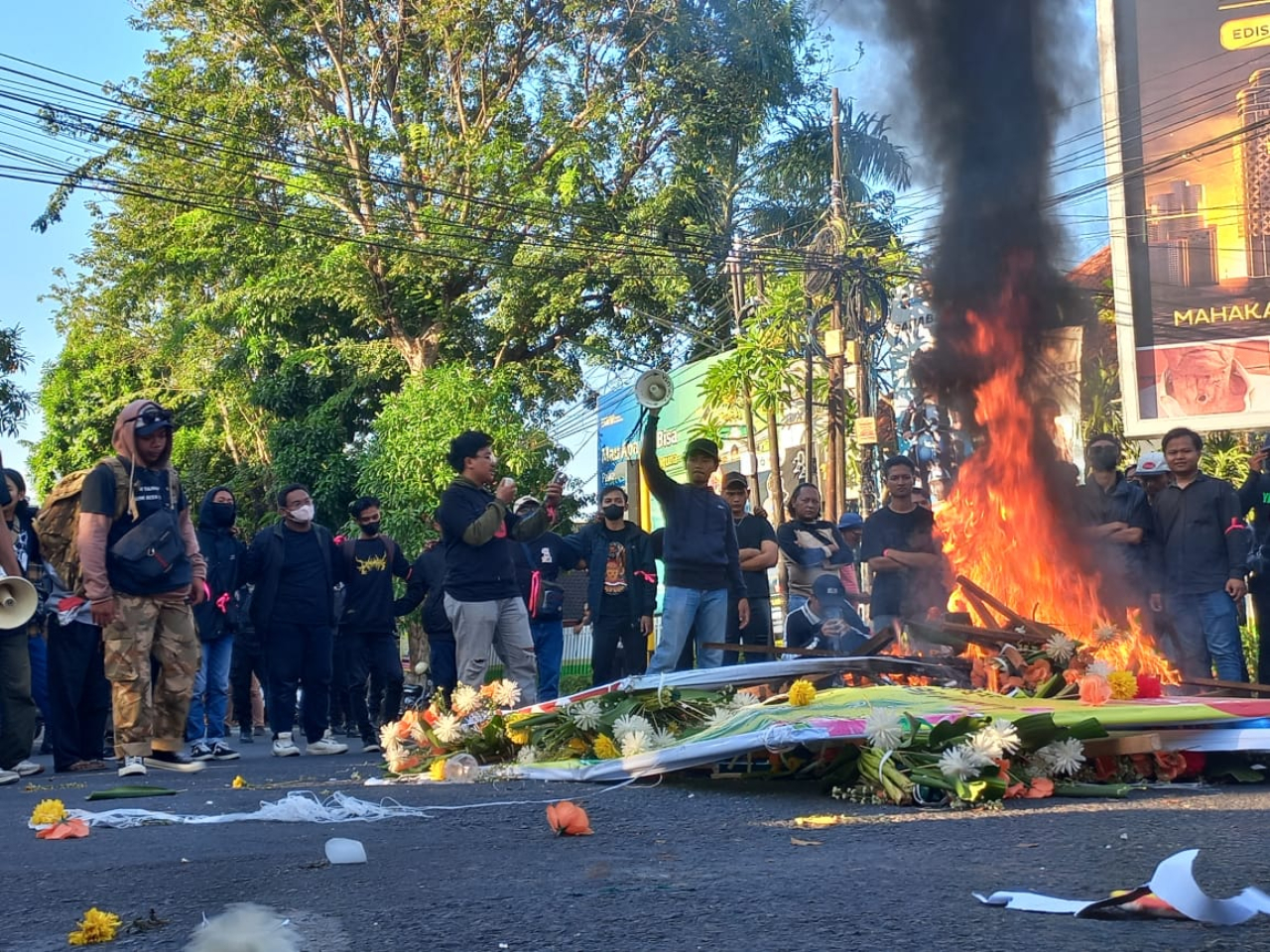 Karangan bunga yang terpasang di depan pagar gedung DPRD dibakar oleh massa mahasiswa yang mengatasnamakan Aliansi Mahasiswa Lamongan Melawan (AMLM). SP/MUHAJIRIN