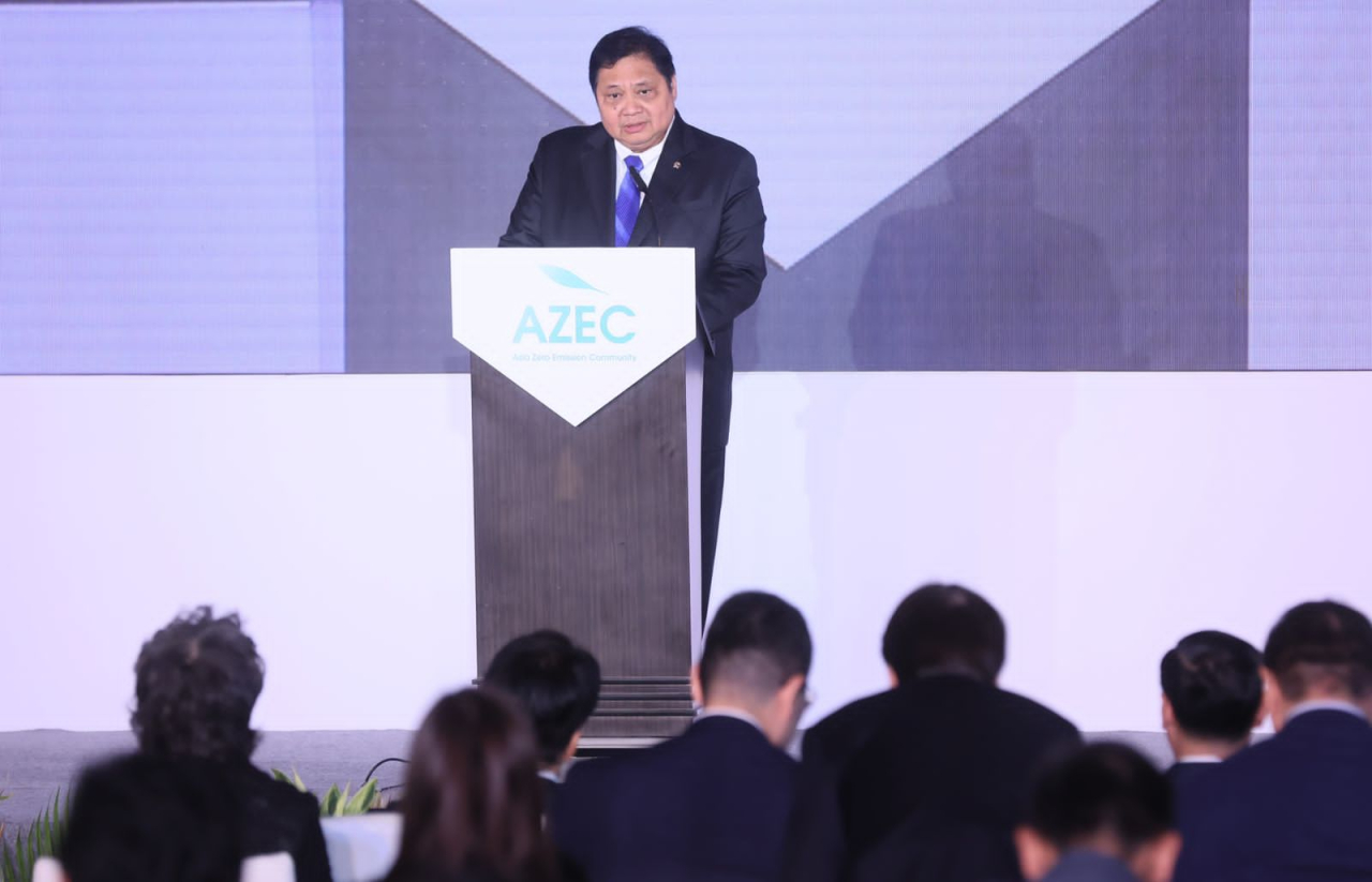 Menteri Koordinator Bidang Perekonomian RI yang juga selaku Ketua Steering Committee gelaran 2nd AZEC Airlangga Hartarto saat menyampaikan sambutannya di Hotel St. Regis, Jakarta. Foto/Humas PLN