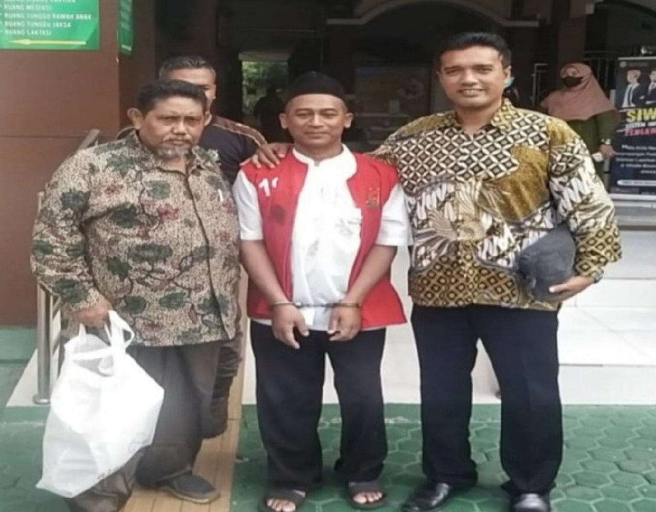 Muh. Muchib didampingi penasehat hukumnya, H. Abdul Ghofur dan Eric Yonanta, SH. SP/ HIKMAH