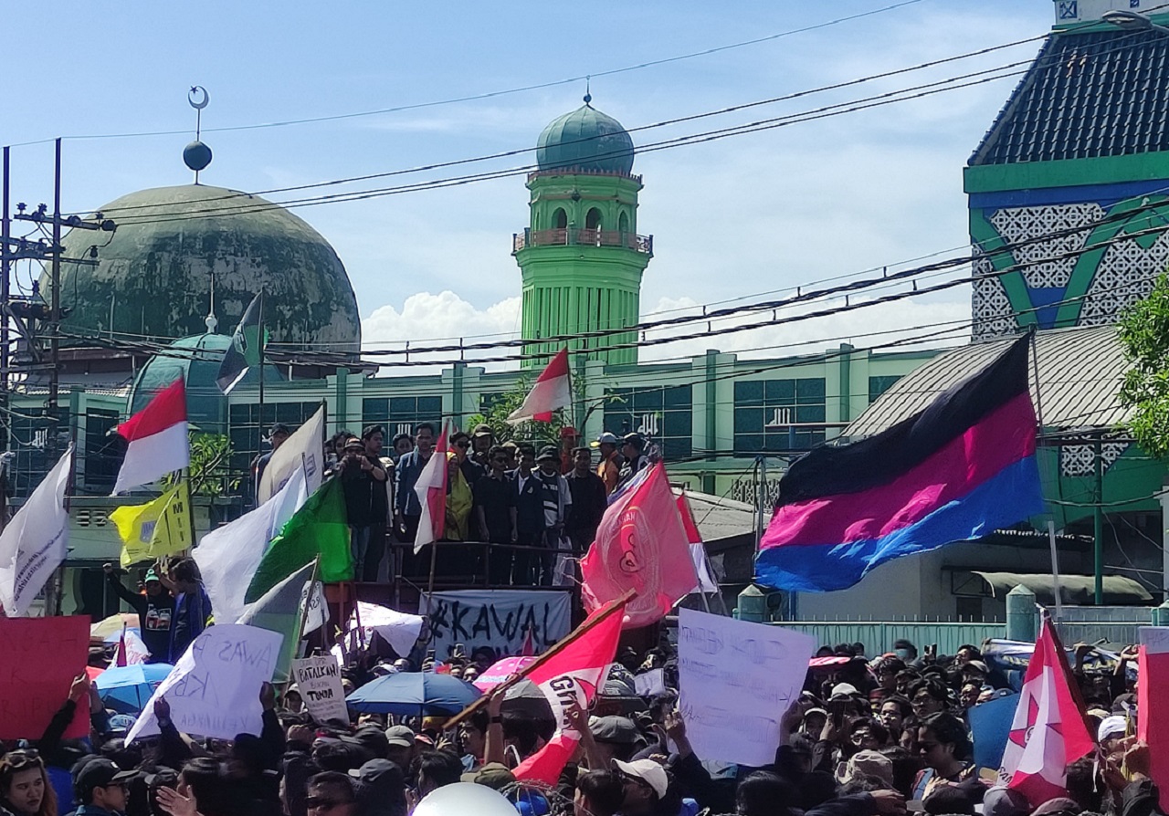 Ribuan mahasiswa, buruh antusias ikut aksi demonstrasi di depan gedung DPRD Jawa Timur. SP/ Zisti