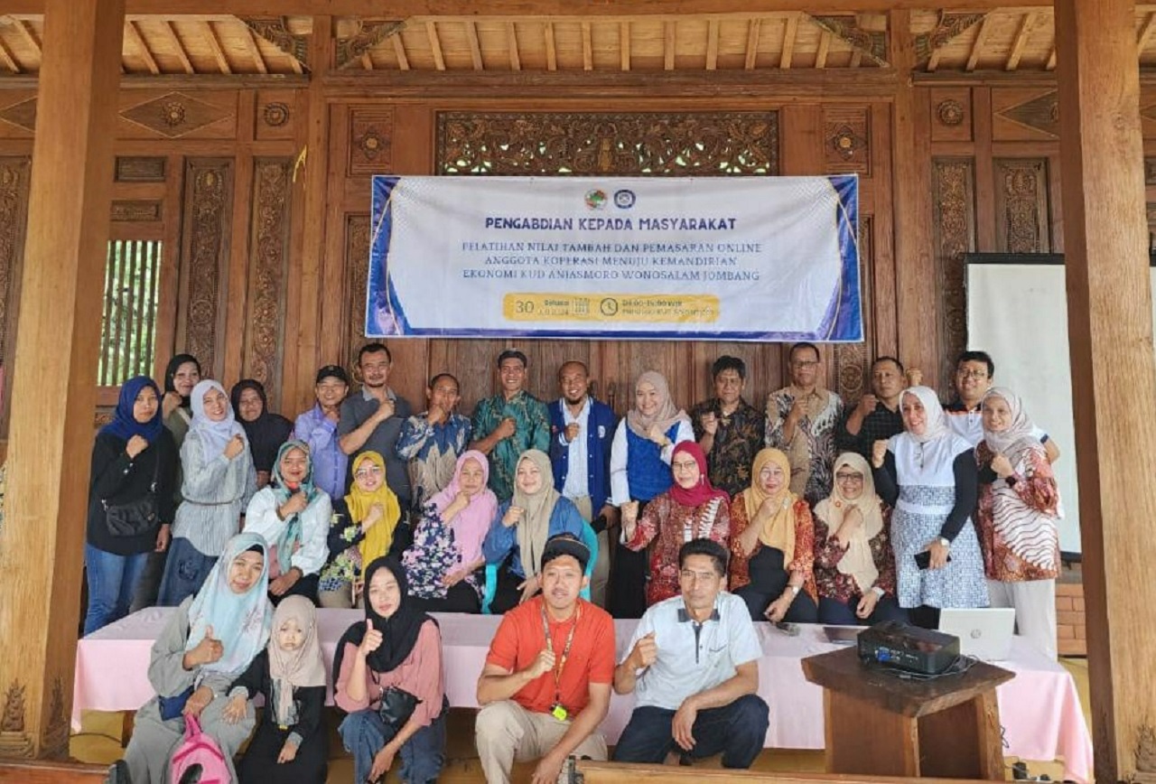 Departemen Ilmu Ekonomi FEB Unair saat melaksanakan program pengmas kepada pengurus dan anggota KUD Anjasmoro, Wonosalam, Jombang. SP/ SAREP