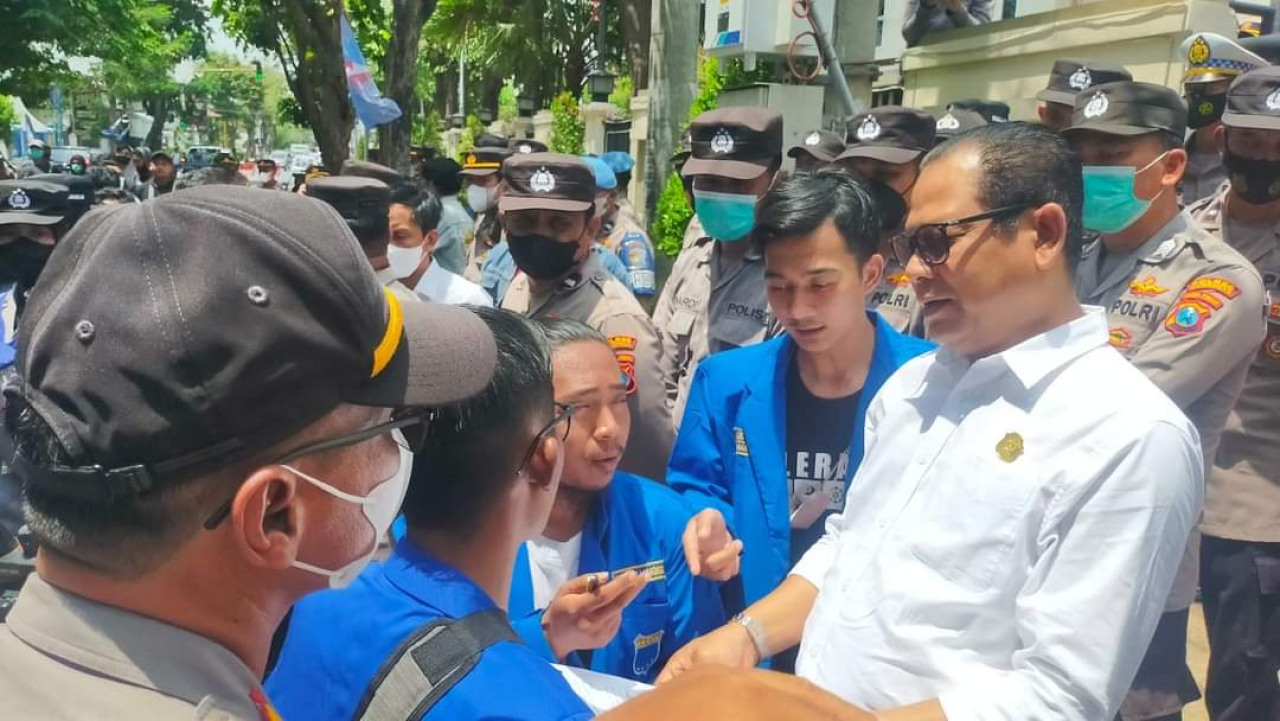 H. Abdul Ghofur saat menemui massa demo dalam berbagai kesempatan saat masih menjadi anggota DPRD Kabupaten Lamongan. SP/MUHAJIRIN