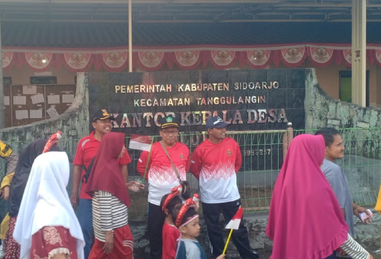 Kepala Desa Kludan, H. Imam Zainuddin Zuhri, Sos saat turut ikut dalam jalan sehat di Desa Kludan, Sidoarjo memeriahkan HUT RI ke-79. SP/ HIKMAH