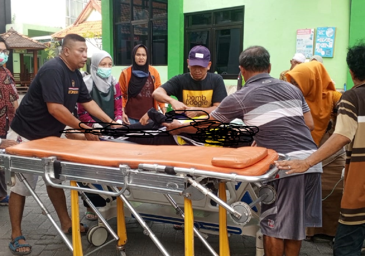Korban kecelakaan pelajar asal Desa Dukuhsari, dan Desa Trompoasri, Kecamatan Jabon, Sidoarjo. SP/ HIKMAH