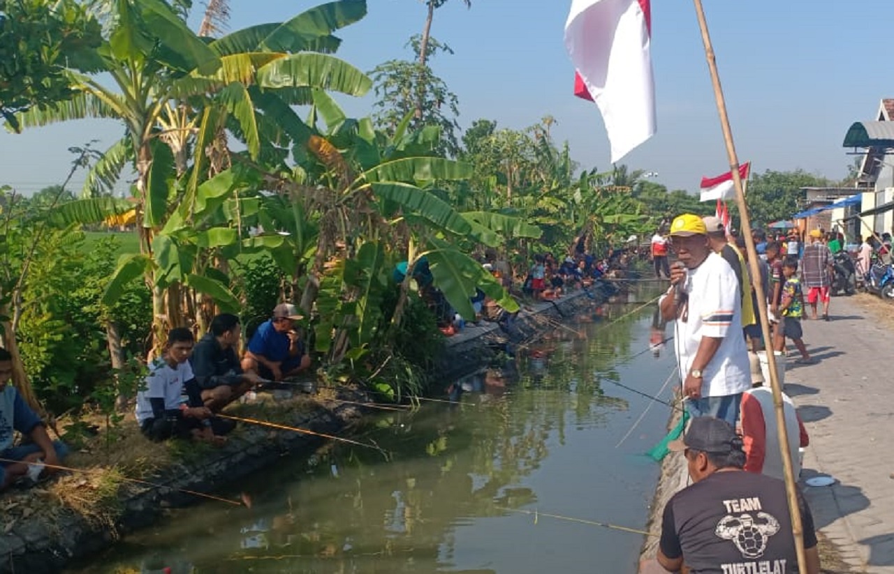 Kegiatan memancing lele di Sungai Desa Durung Bedug, Kecamatan Candi, Sidoarjo tampak ramai dan meriah. SP/ HIKMAH
