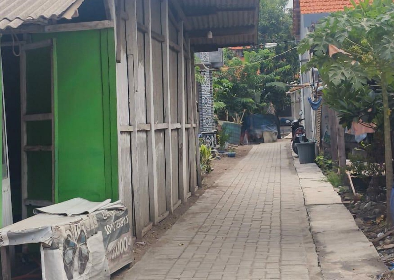 Rehabilitasi pembangunan paving di di RT 05, RW 03 Dusun Sampuri, Desa Karangpuri, Sidoarjo. SP/ JUM