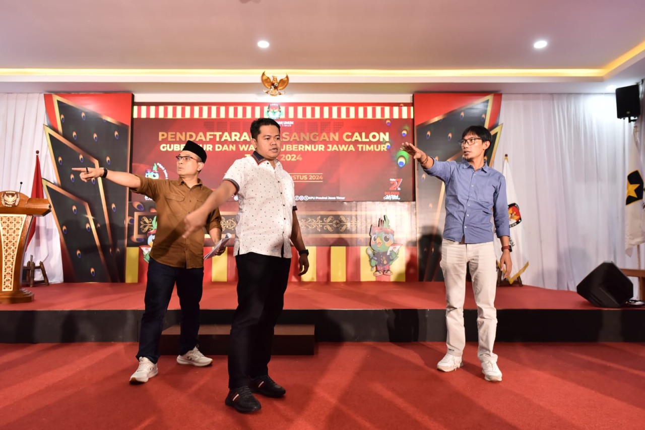 Anggota KPU Jatim Choirul Umam (kiri), Ketua KPU Jatim Aang Kunaifi (tengah), dan Nur Salam (kanan), menunjukan lokasi pendaftaran Bapaslon untuk Pilgub Jatim 2024 di kantor KPU Jatim, Surabaya, Senin (26/8/2024). Sp/Arlana