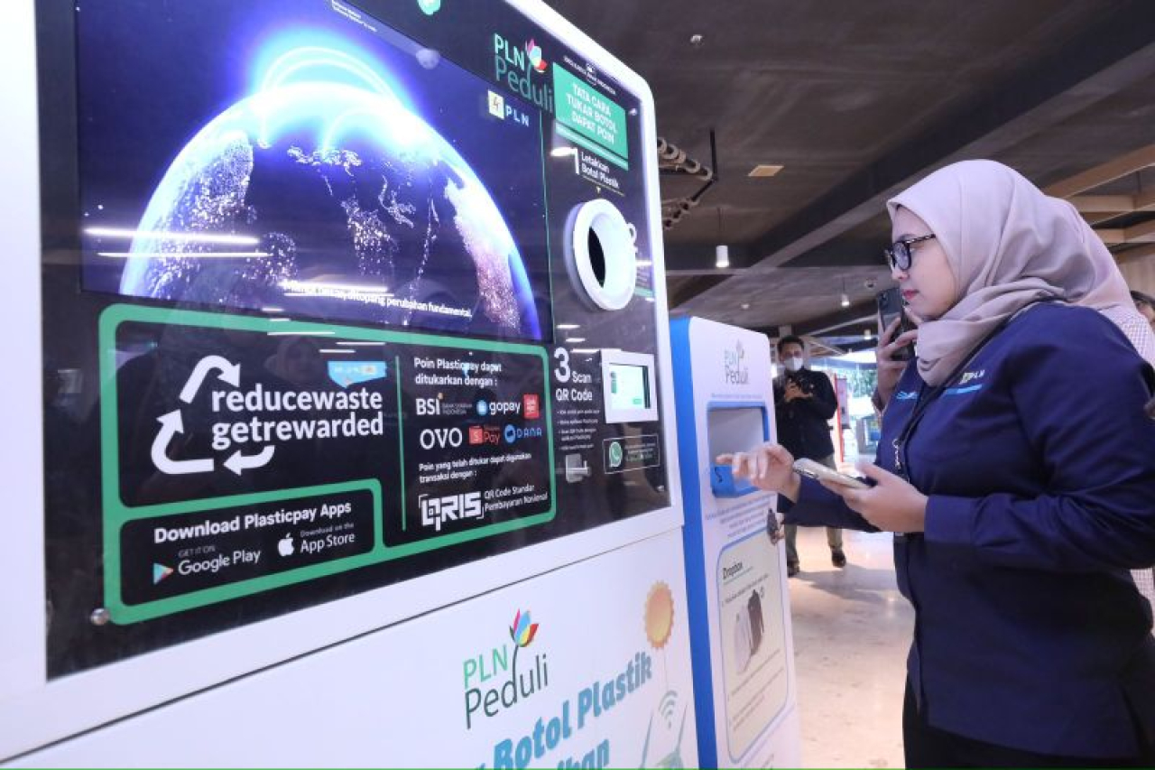 Penggunaan mesin penukaran botol bekas menjadi poin yang bisa ditukarkan menjadi hadiah menarik sebagi inovasi mengurangi sampah plastik dan mencegah pembuangan sampah sembarangan di Kantor Pusat PLN, Jakarta. Foto/Humas PLN