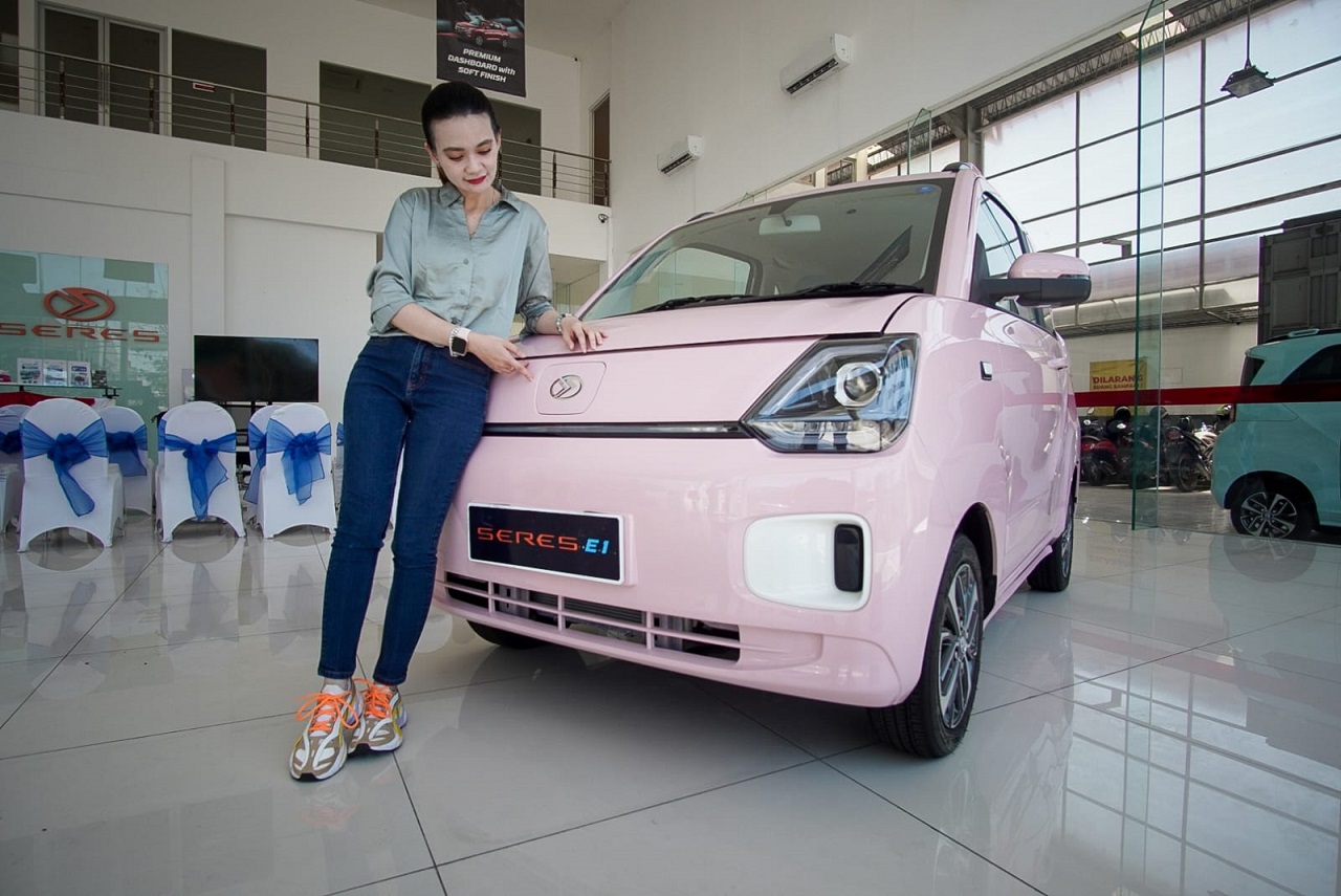Mobil listrik SERES E1 mejeng di GIIAS 2024. SP/ NI