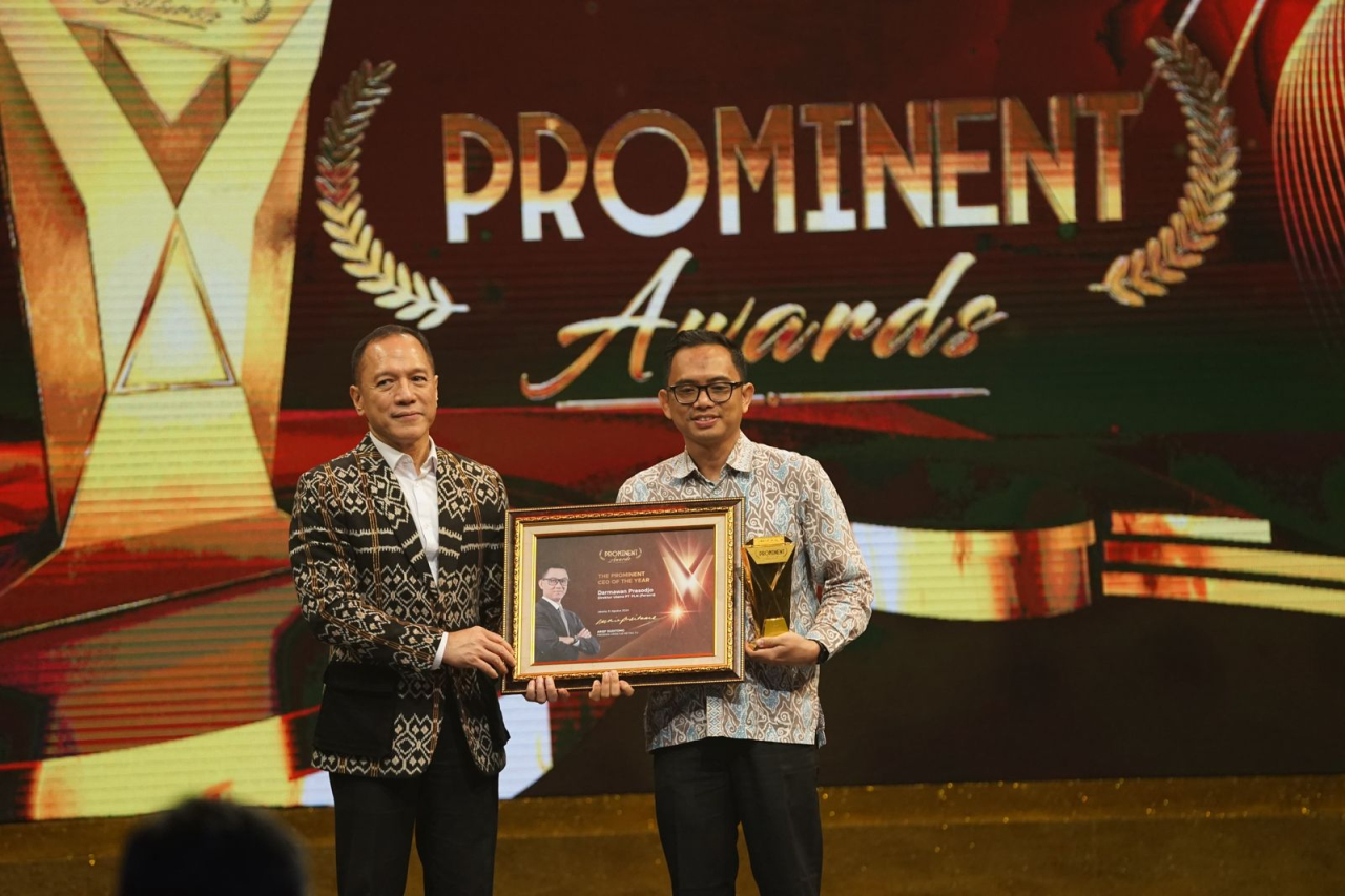 Vice President ESG dan Safeguard PLN Imam Muttaqien (kanan) saat menerima penghargaan The Prominent CEO of The Year dalam ajang Prominent Award 2024 yang diberikan oleh Direktur Utama Metro TV Arief Suditomo (kiri). Foto/Humas PLN