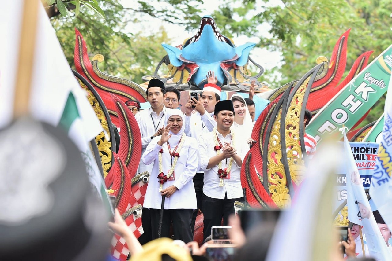 Khofifah dan Emil Dardak di arah menuju Kantor KPU Jatim sebelum pendaftaran pilgub Jatim, Rabu (28/8/2024). SP/ Byop