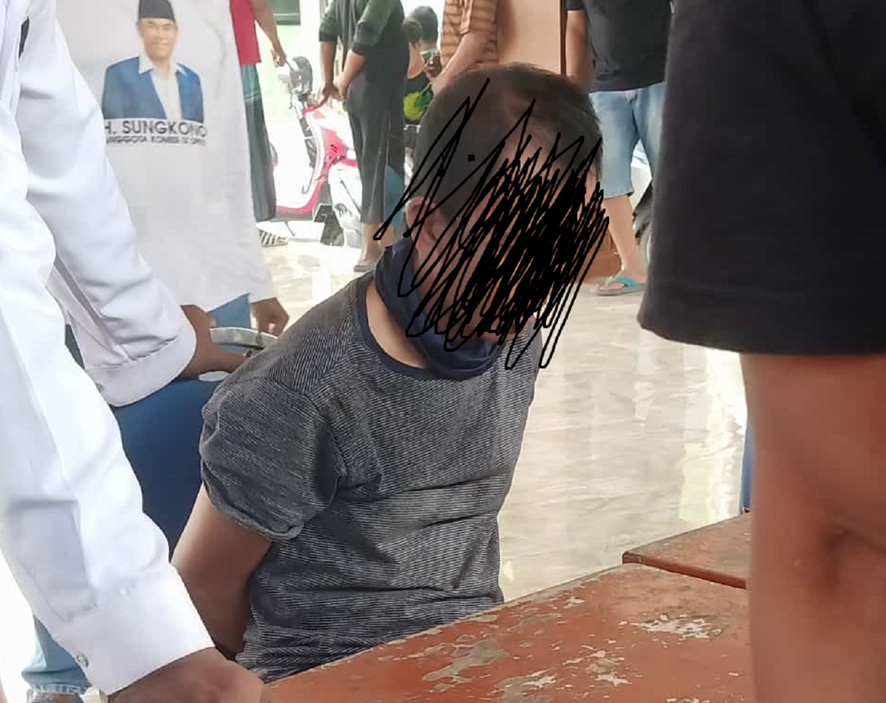 Polsek Krembung mengamankan pelaku diduga maling handphone. SP/ HIKMAH