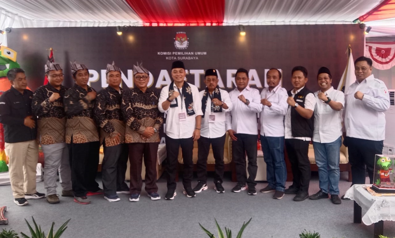 Bakal Calon Walikota dan Calon Wakil Walikota Surabaya, Eri Cahyadi-Armuji daftar Bacakada ke KPU Kota Surabaya, Rabu (28/08/2024). SP/ Al Qomarrudin