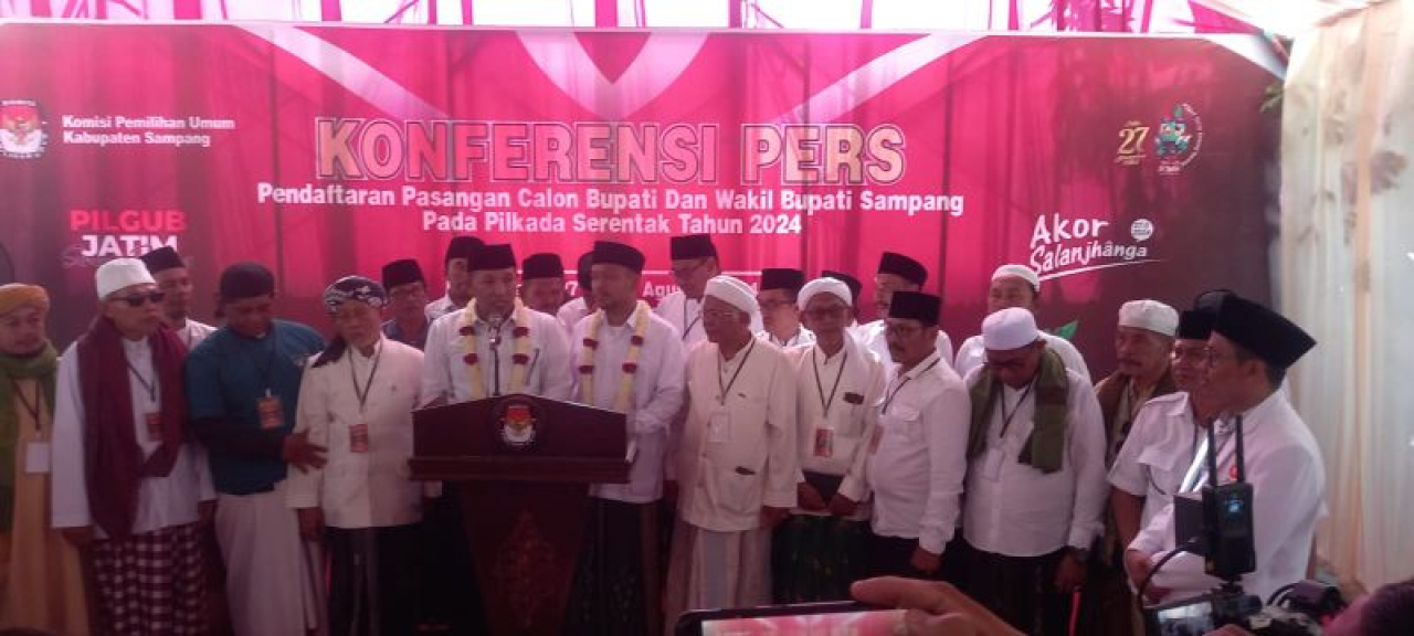 H.Slamet Junaidi dan Ra Mahfud  disaat konferensi pers di KPU Sampang.