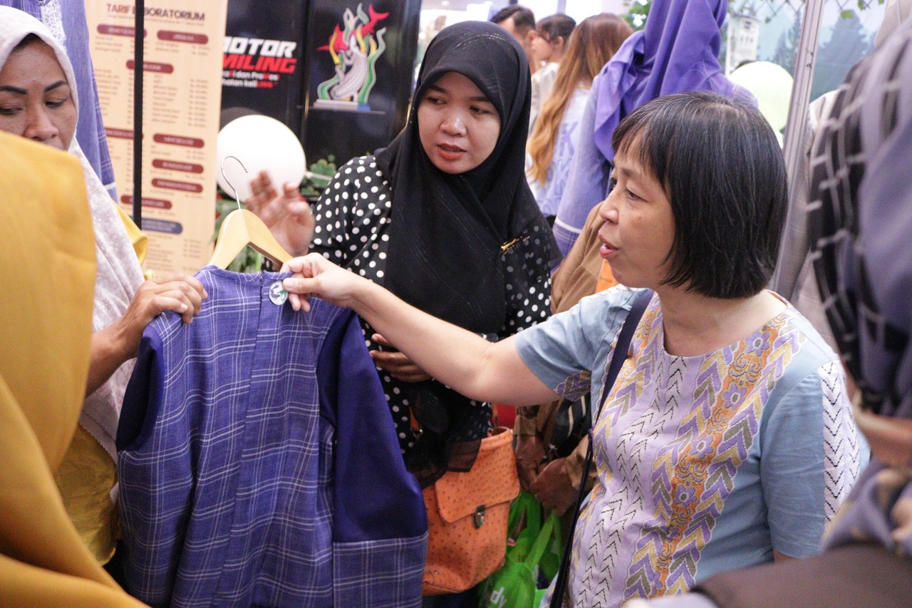 Program Kampung Jahit Arumpreneur yang digagas oleh mahasiswa Universitas Ciputra di Desa Glagaharum, Kecamatan Porong, Kabupaten Sidoarjo. SP/ Zisti