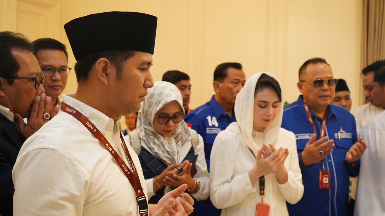 Pasangan Khofifah Indar Parawansa-Emil Elestianto Dardak usai melakukan pendaftaran di KPU Jatim pada Kamis (28/08/2024). SP/ RIKO