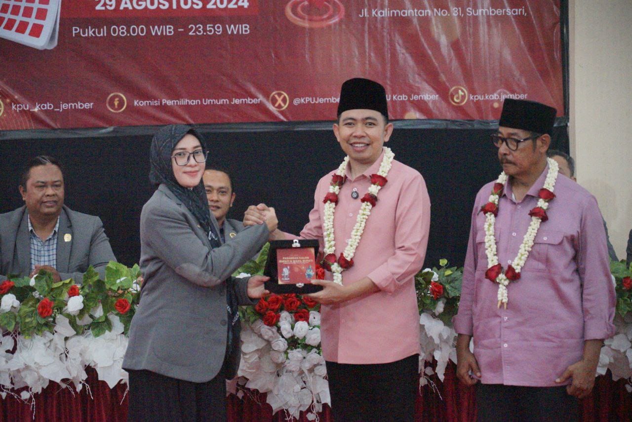 Bakal calon bupati Jember Muhammad Fawait atau lebih dikenal gus Fawait saat mendaftar ke KPU Jember menggunakan sepeda listrik. SP/ RIKO