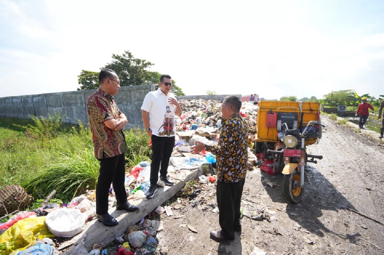 Mas Pj Wali Kota Mojokerto, Moh Ali Kuncoro saat meninjau kondisi TPA Randegan. SP/ DWI