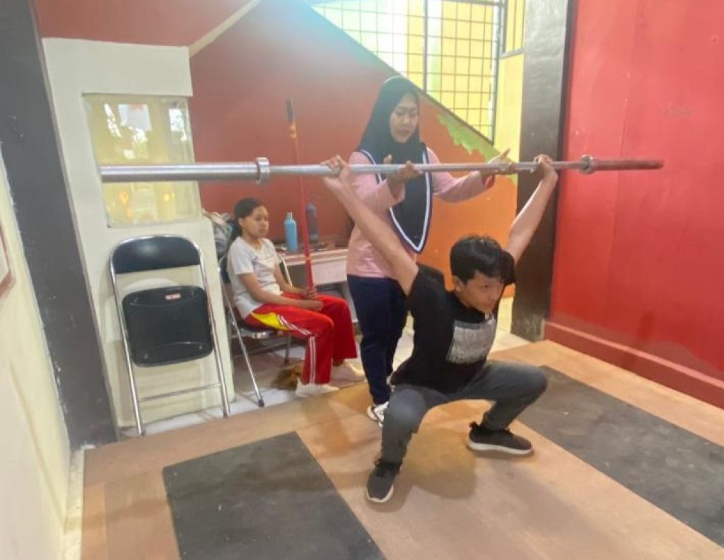 Mantan lifter nasional, Frapti Tri S saat melatih siswa SMPN 9 Kota Mojokerto