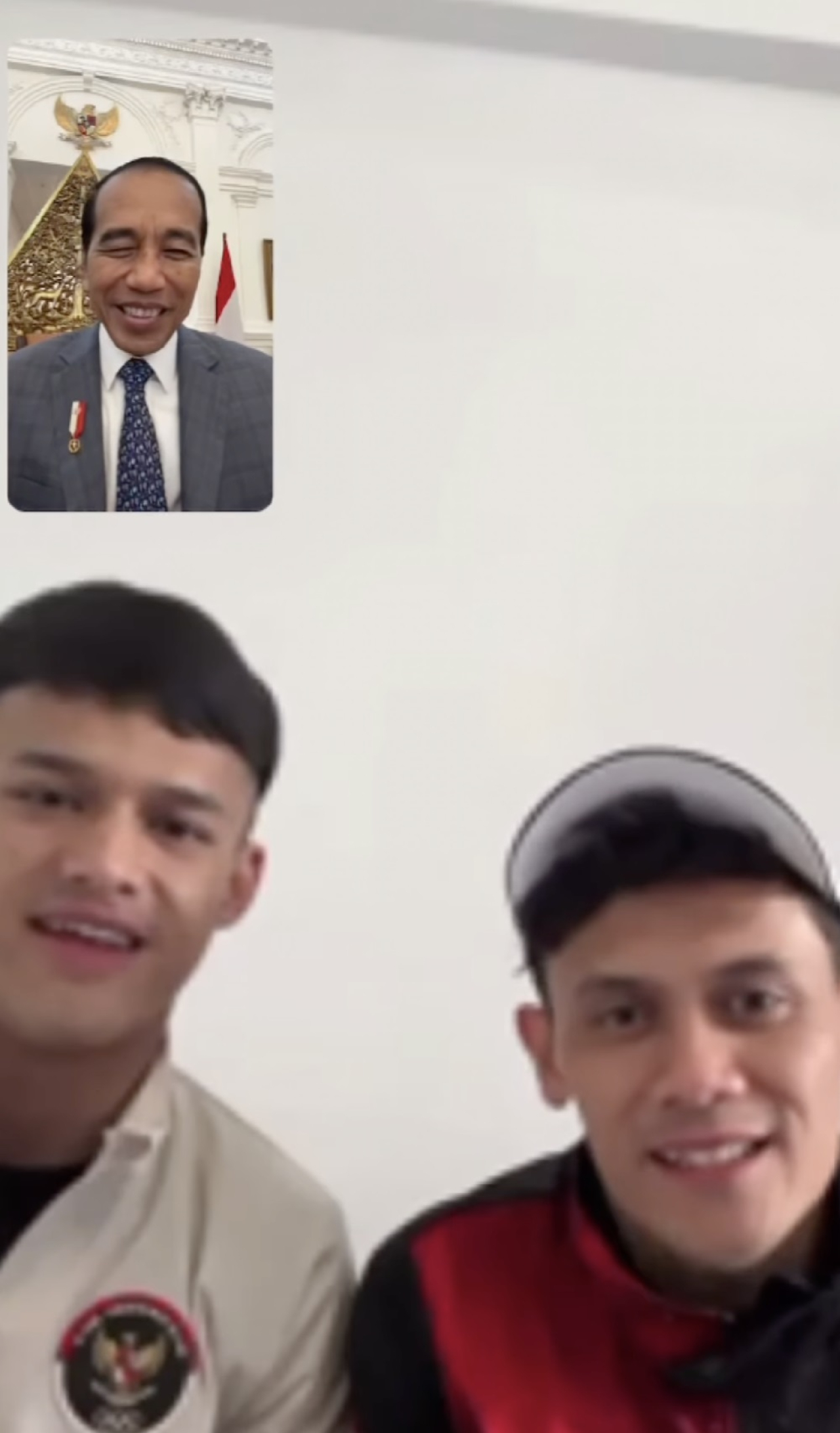 Presiden Jokowi menggelar video call dengan peraih medali emas Veddriq Leonardo dan Rizki Juniansyah.