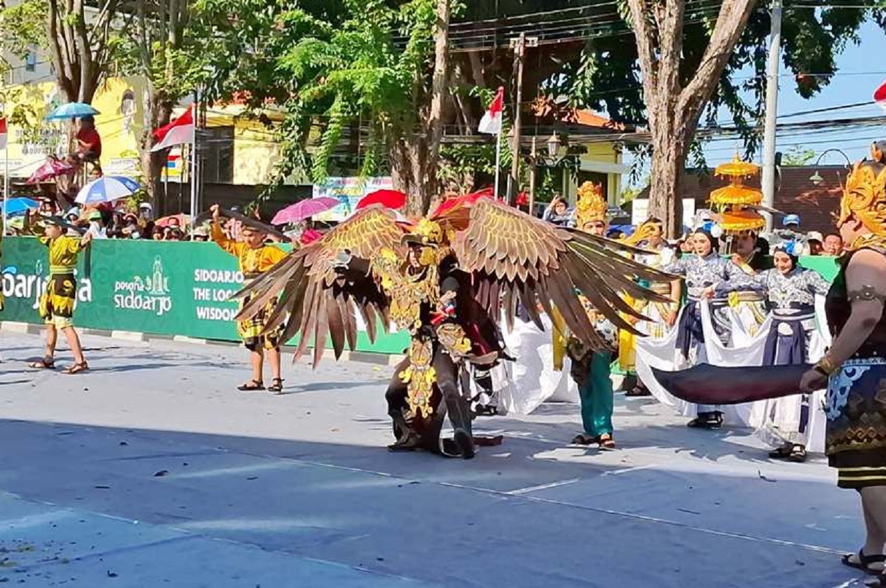 Salah satu pertunjukkan di Karnaval Shining Jayandaru, Sidoarjo, Jawa Timur. SP/ SDA