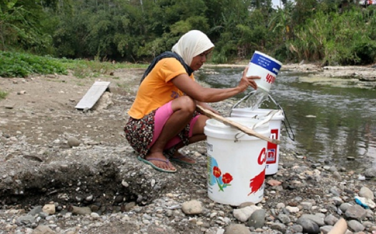 ustrasi. Krisis air bersih di Lumajang, Jawa Timur membuat warga berbondong-bondong mencari sumber air. SP/ LMJ