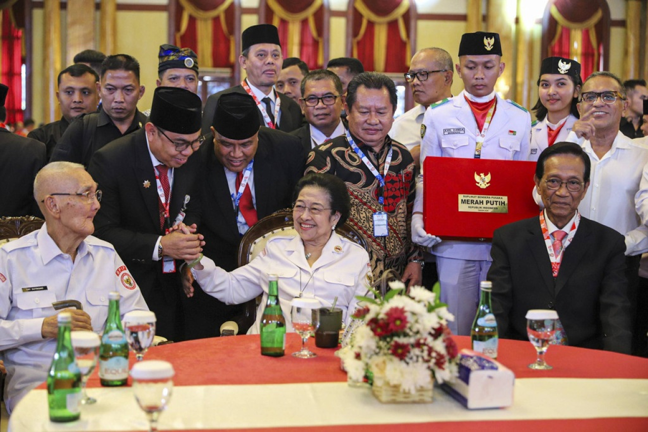 Ketua Dewan Pengarah BPIP Megawati Soekarnoputri menyerahkan duplikat bendera pusaka merah putih kepada 7 Gubernur dan 14 Pj Gubernur dalam acara yang berlangsung di Balai Samudera, Jakarta, Senin (5/8/2024).