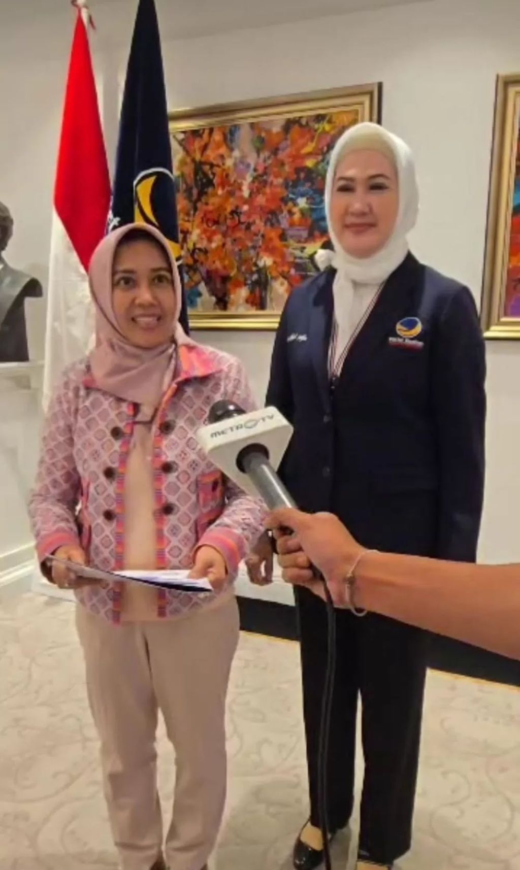 Ning Ita saat menerima rekom didampingi Ketua DPW NasDem Jatim Lita Mahfud Arifin