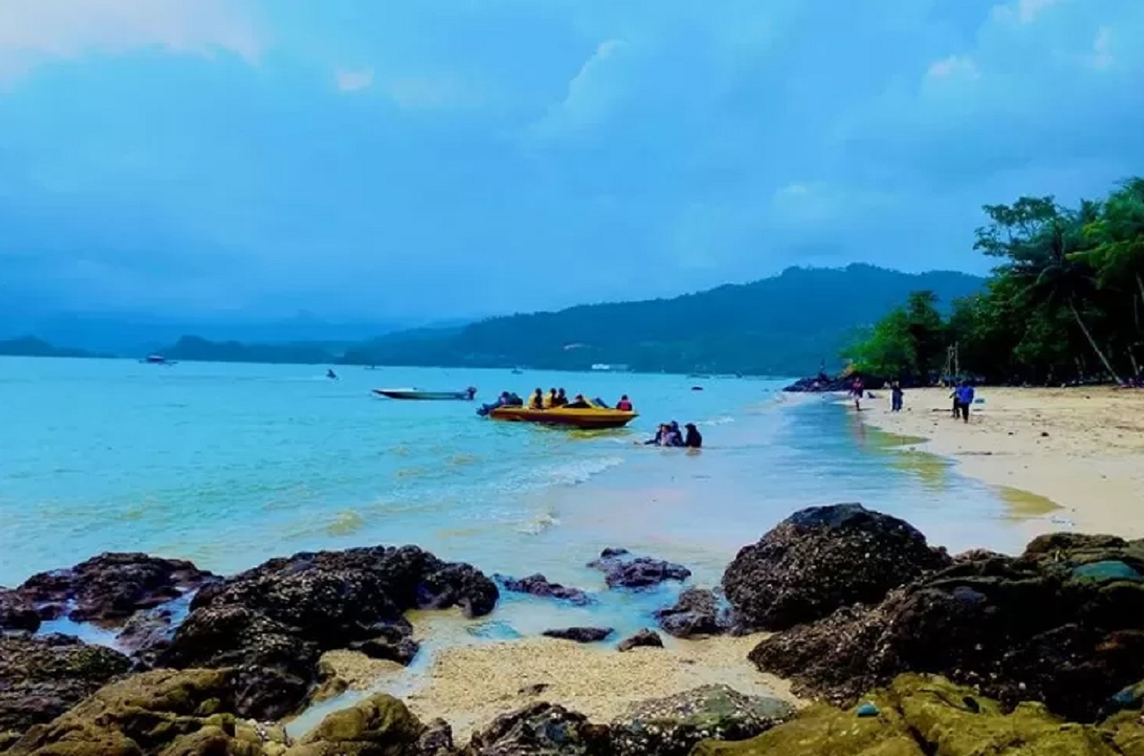 Keindahan Pantai Mutiara di Trenggalek yang terkenal akan pasirnya yang putih. SP/ TRG