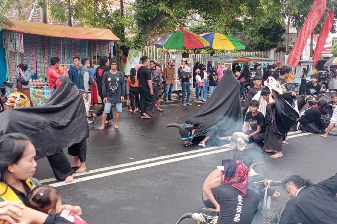 Meriahnya aksi Parade Bantengan Nuswantara ke-16 di Kota Batu, Jawa Timur dipenuhi ribuan wisatawan. SP/ BTU