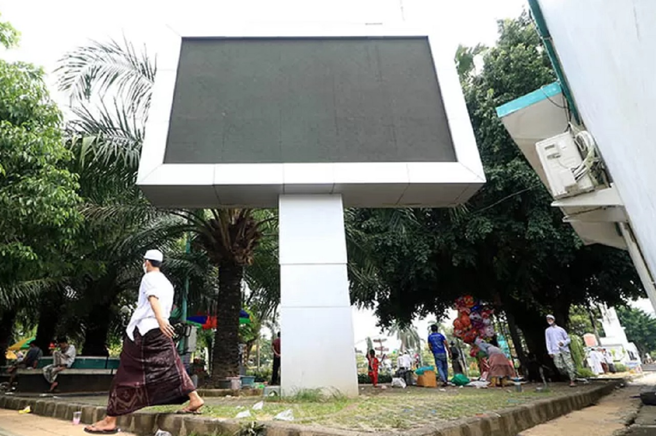 Proses pemasangan videotron di Ruang Madakaripura Kantor Bupati Probolinggo. SP/ PRB
