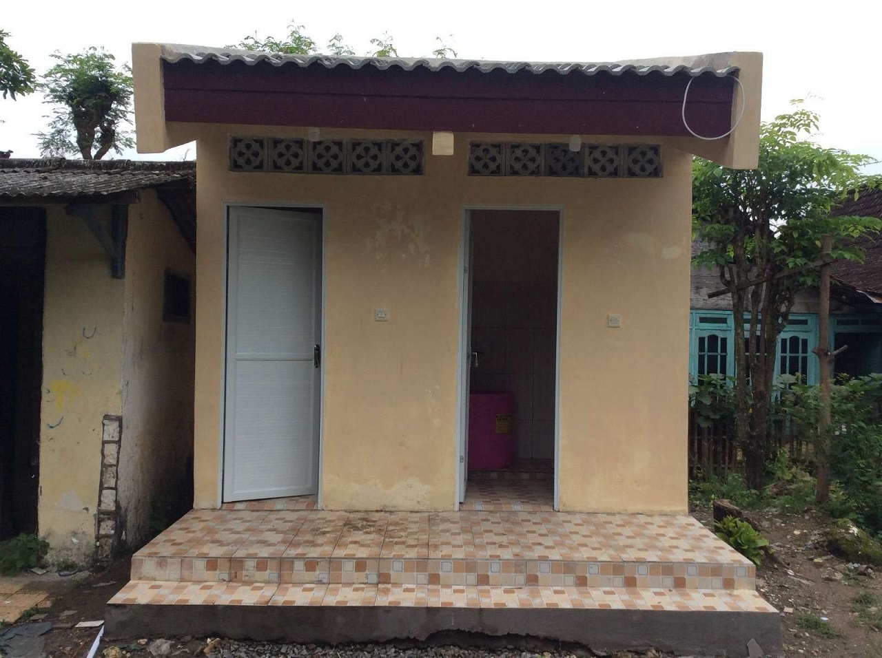 Ilustrasi. Contoh salah satu pembangunan jamban agar terbebas dari buang air besar semba­rangan di lingkup wilayah Tuban, Jawa Timur. SP/ TBN