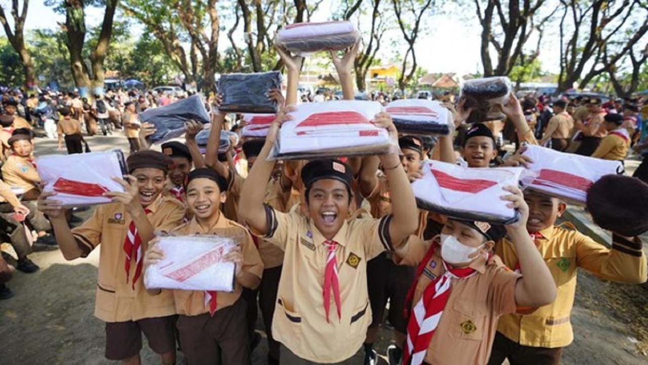 Ilustrasi. Siswa/i menerima pembagian kain seragam sekolah gratis di wilayah Kota Madiun, tahun 2024. SP/ MDN
