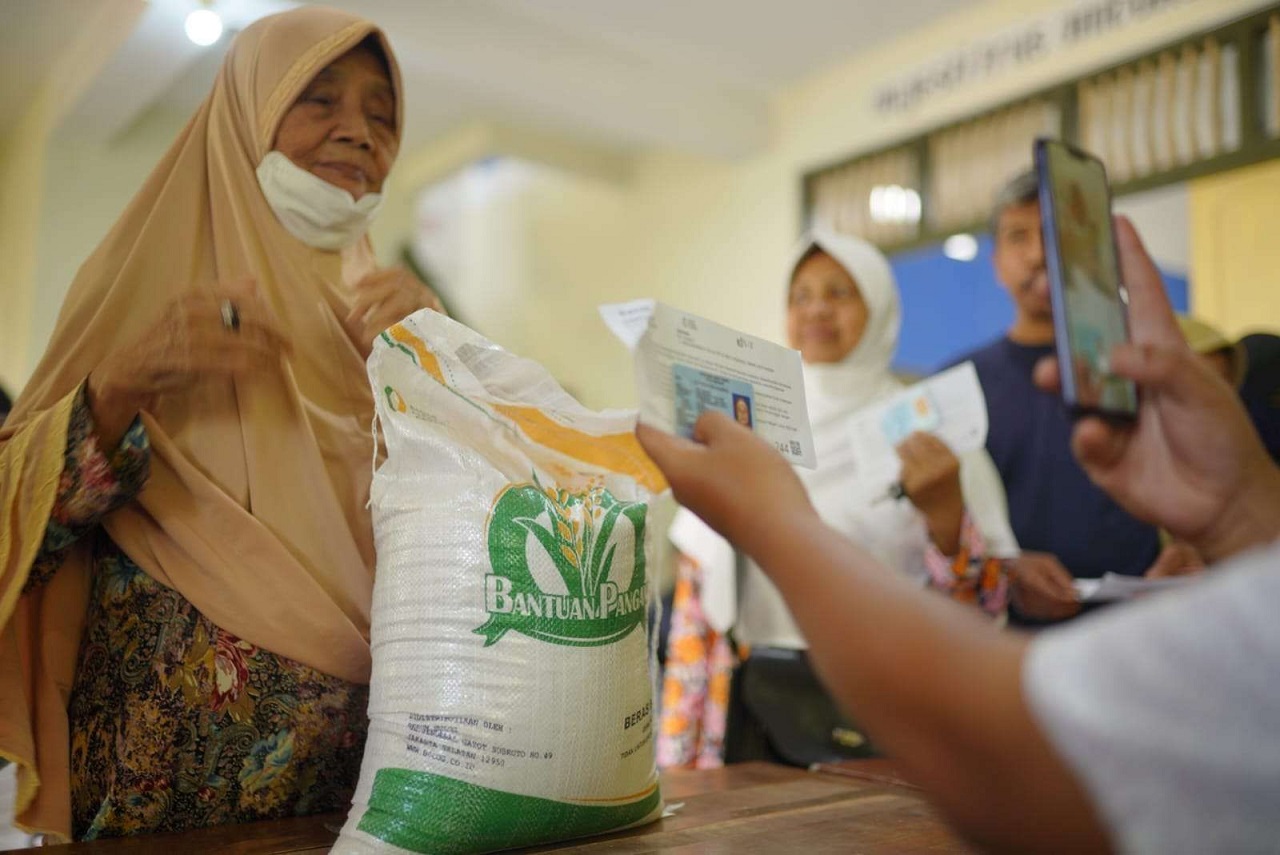 Pembagian bantuan pangan beras program Cadangan Pangan Pemerintah (CPP) di Kota Madiun sesuai sasaran. SP/ MDN