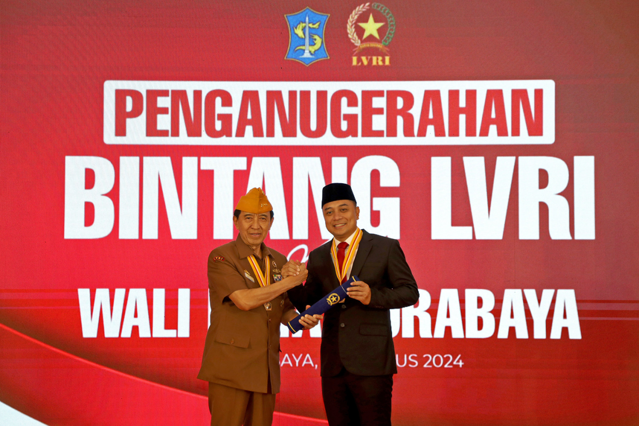 Wali Kota Surabaya Eri Cahyadi saat menerima penghargaan tertinggi dari Legiun Veteran Republik Indonesia (LVRI) berupa Bintang LVRI.