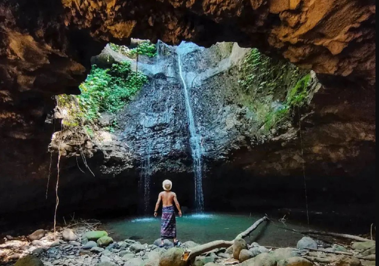 Keindahan di dalam gua air terjun Antrukan Pawon di Desa Kertowono, Kecamatan Gucialit, Lumajang, Jawa Timur. SP/ LMJ