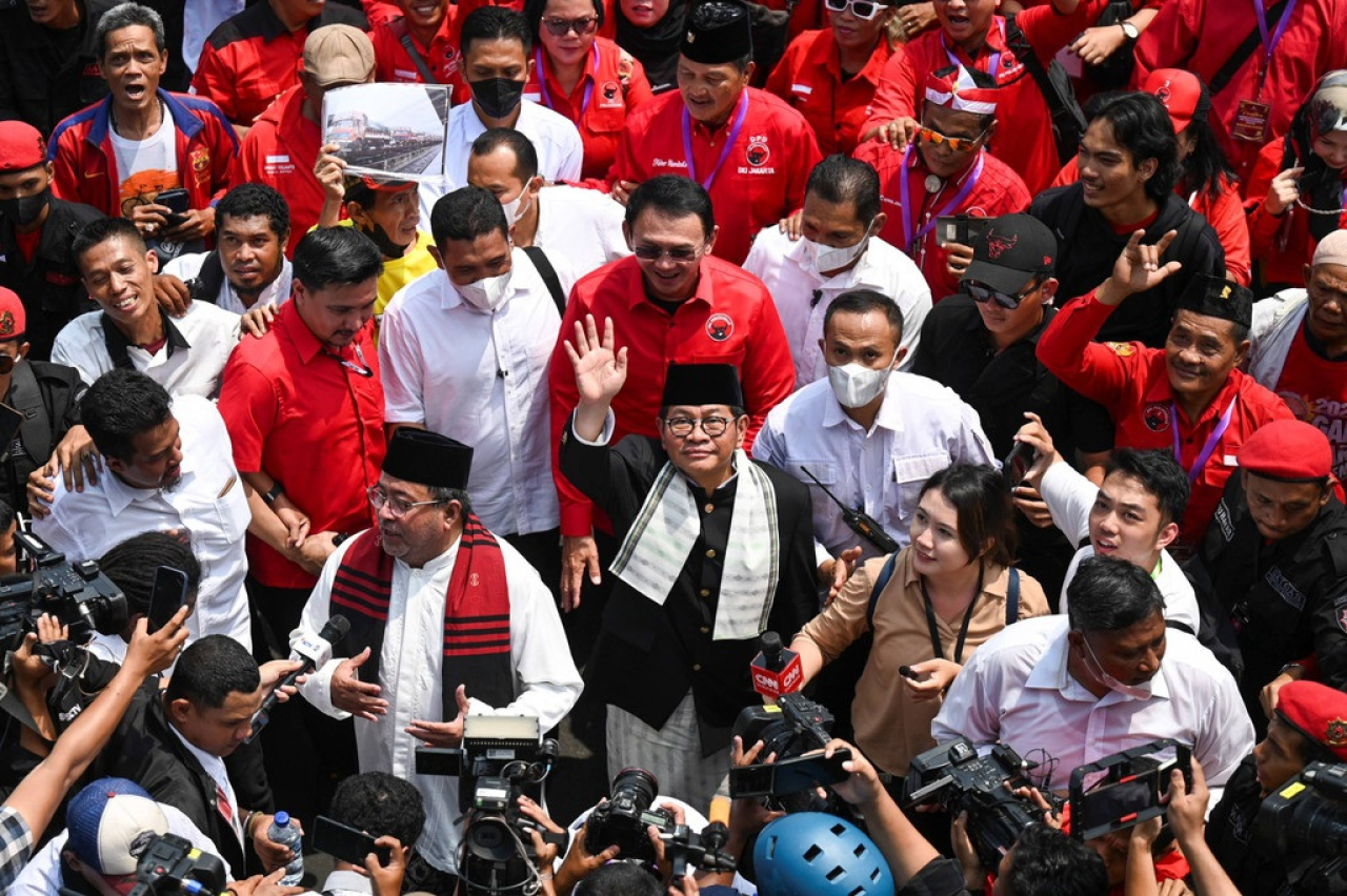 Pramono Anung, bakal cagub DKI bersama Rano Karno bakal cawagub DKI, bersama para ribuan simpatisan PDIP, saat mendaftar di KPU Jakarta, Rabu (28/8/2024).