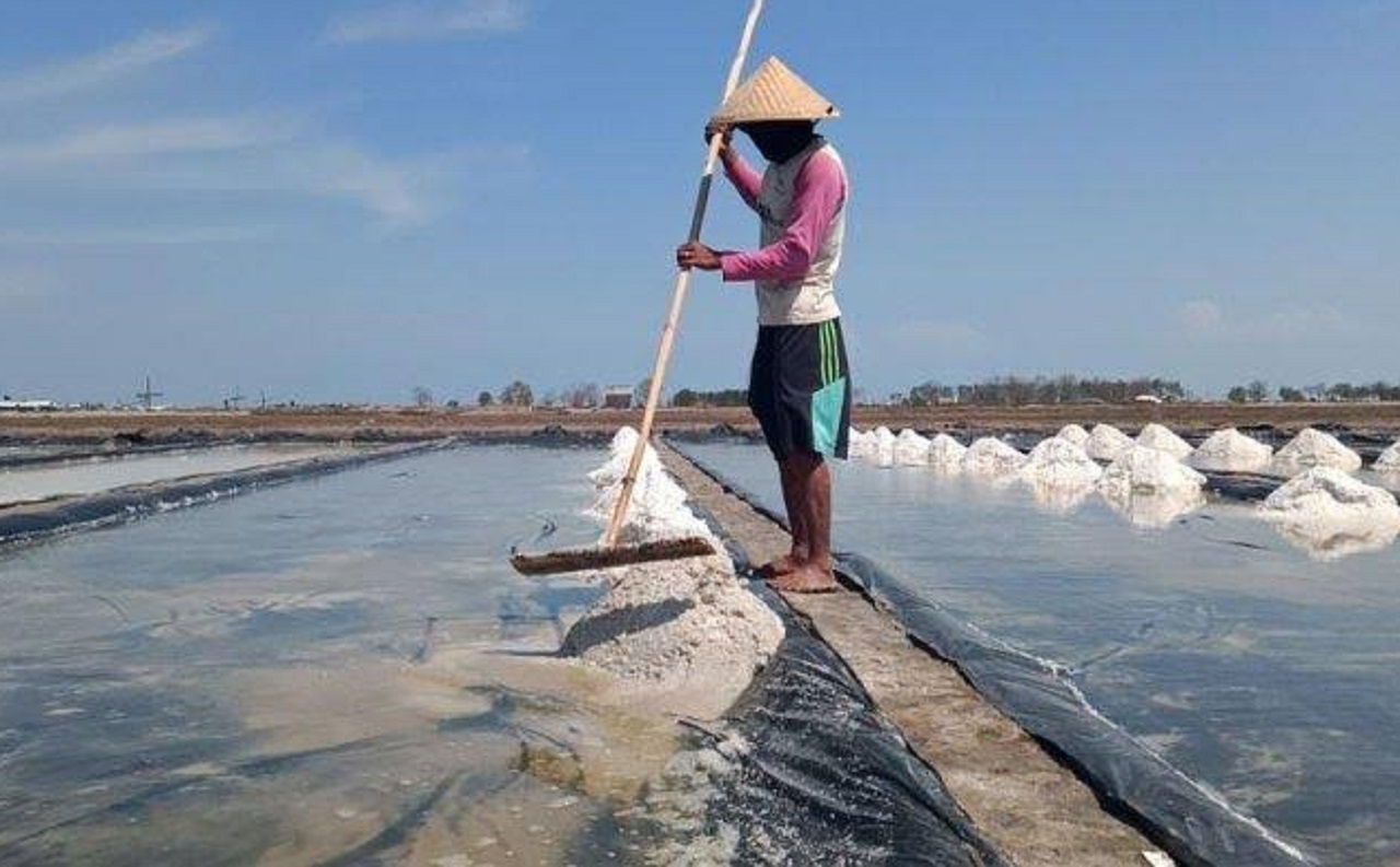 Salah satu tambak tempat produksi garam di wilayah Sampang, Jawa Timur larut dengan air hujan usai diguyur berhari-hari. SP/ SMP