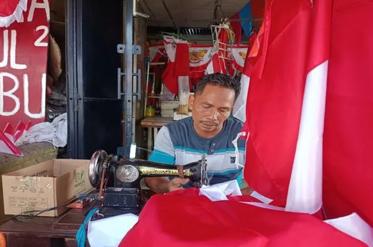 Salah satu produsen bendera merah putih jelang HUT RI laris manis dan melonjak 70 persen tahun 2024 ini. SP/ MJK
