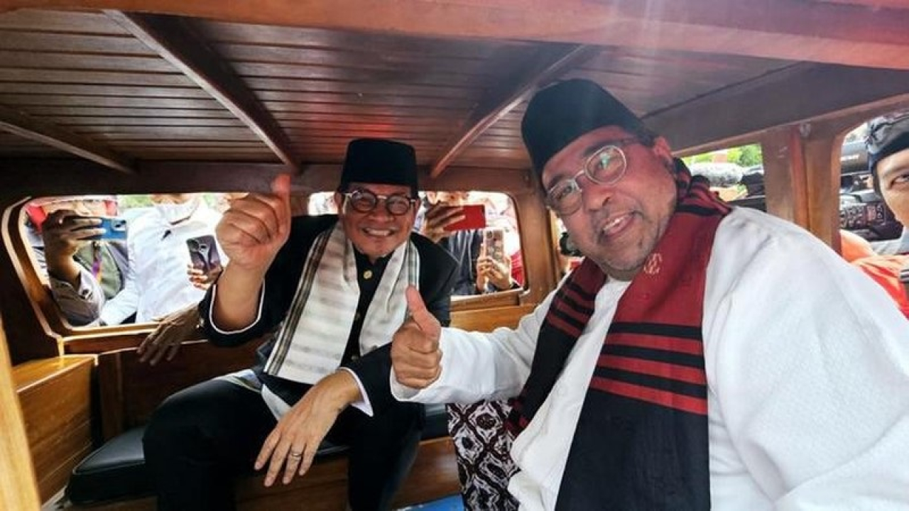 Rano Karno menaiki oplet, kendaraan khas Betawi bersama Pramono Anung, saat mendaftar ke KPU Jakarta.